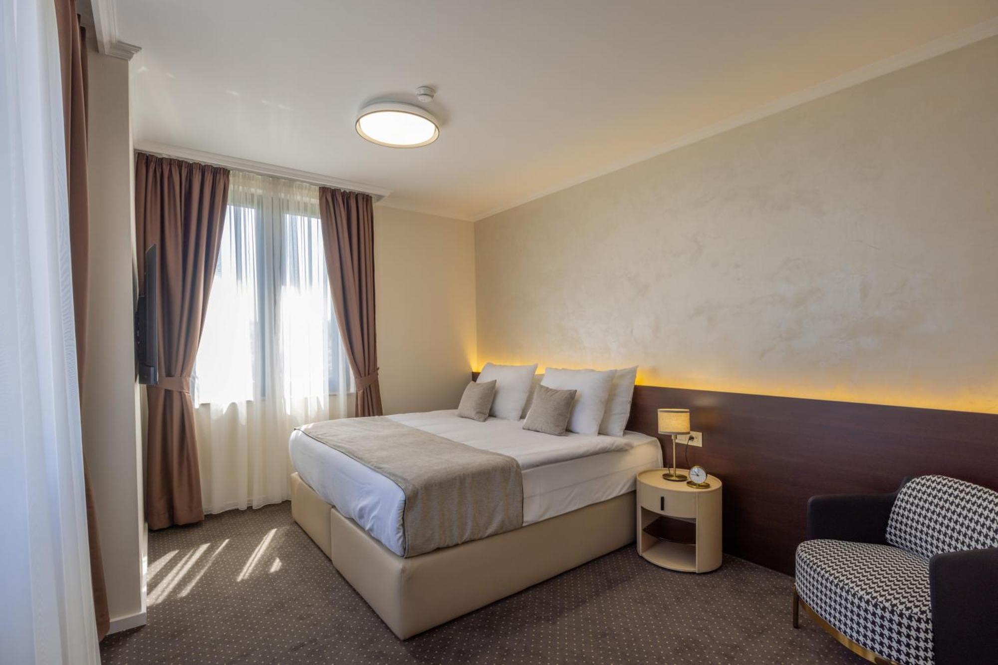 Nobel West Hotel Belgrad Exterior foto