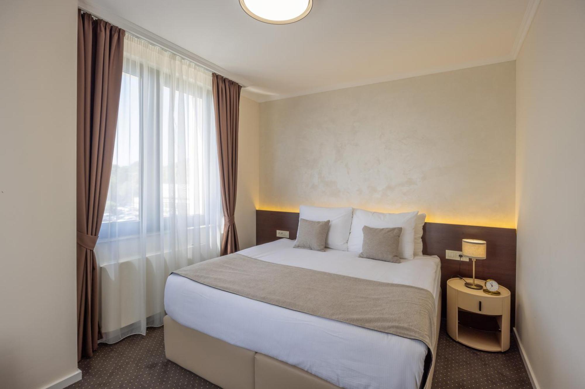 Nobel West Hotel Belgrad Exterior foto